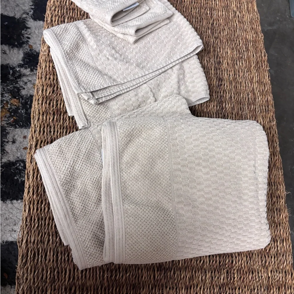 Light Tan Textured Towel Set w/Matching Bathroom Rugs